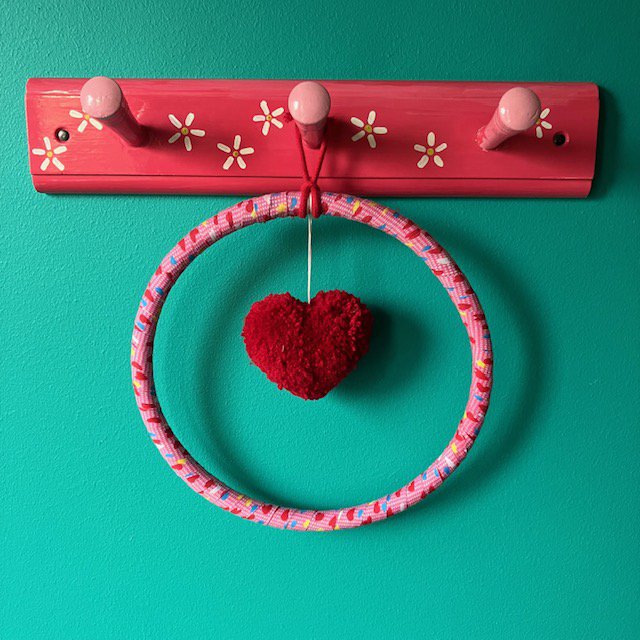 Luna-Leena wandhanger wanddecoratie met rood hart - ring 20ø cm - handgemaakt in Nepal