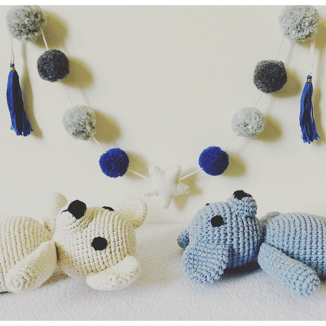 Luna-Leena slinger ster wanddecoratie - pompon blauw/grijs - L 75cm - 100% zachte wol - handgemaakt in Nepal