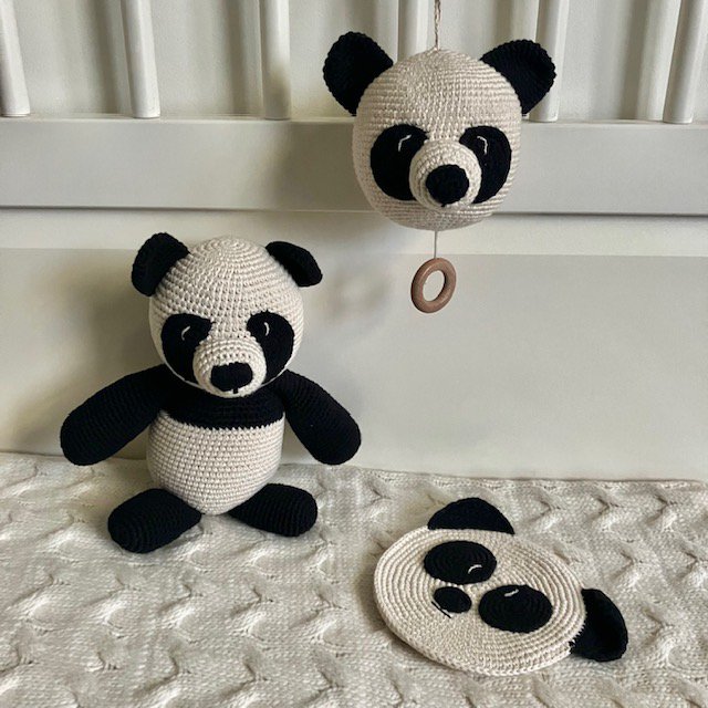 Luna-Leena speeldoos pandabeer muziekmobiel- zwart & wit - biologisch katoen - handgehaakt in Nepal