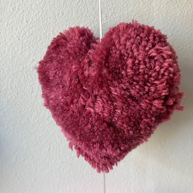 Luna-Leena slinger harten rood & roze wanddecoratie - verticaal - L89cm - 100% zachte wol - handgemaakt in Nepal