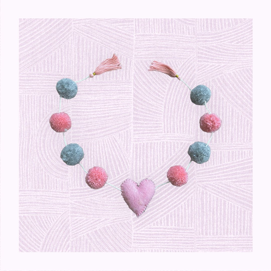 Luna-Leena slinger hart - pompon roze/grijs wanddecoratie - L 75cm - 100% zachte wol - handgemaakt in Nepal