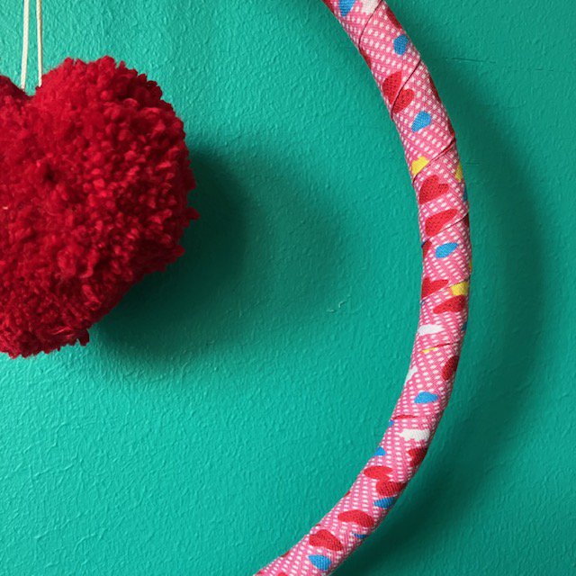 Luna-Leena wandhanger wanddecoratie met rood hart - ring 20ø cm - handgemaakt in Nepal