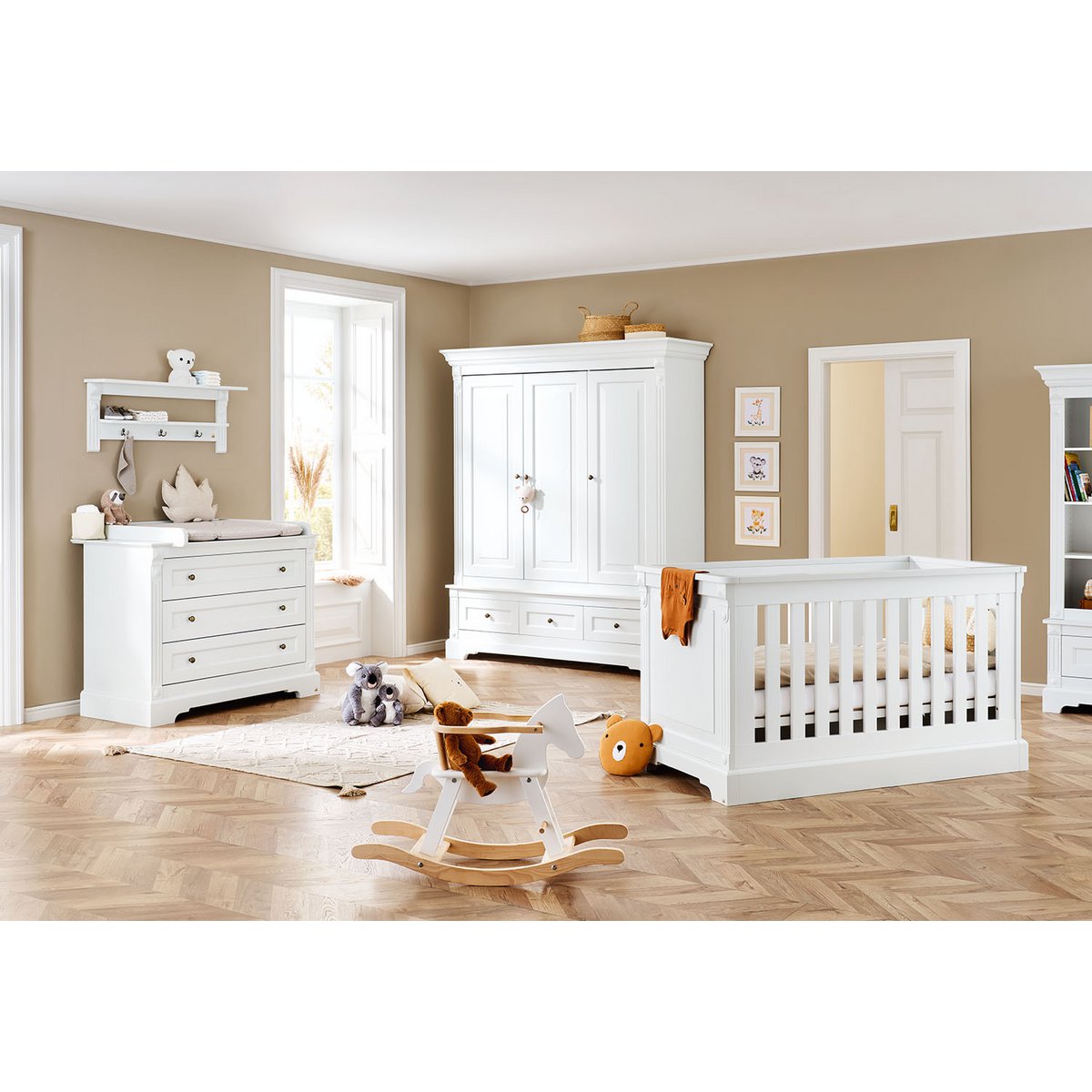 Startset 'Emilia' breed groot, incl. wandplank4 delen: ledikant, brede commode, grote kledingkast, wandplank