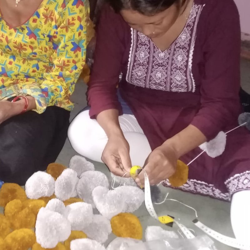 Luna-Leena slinger hartjes pom pom grijs & oker wanddecoratie - verticaal - L89cm - 100% zachte wol - handgemaakt in Nepal