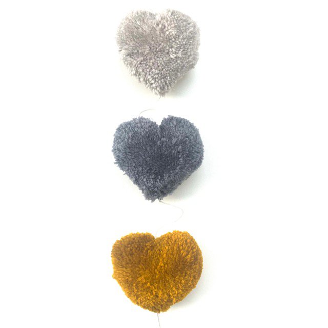 Luna-Leena slinger hartjes pom pom grijs & oker wanddecoratie - verticaal - L89cm - 100% zachte wol - handgemaakt in Nepal
