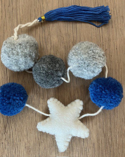 Luna-Leena slinger ster wanddecoratie - pompon blauw/grijs - L 75cm - 100% zachte wol - handgemaakt in Nepal