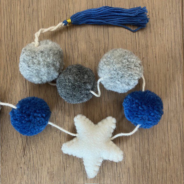 Luna-Leena slinger ster wanddecoratie - pompon blauw/grijs - L 75cm - 100% zachte wol - handgemaakt in Nepal