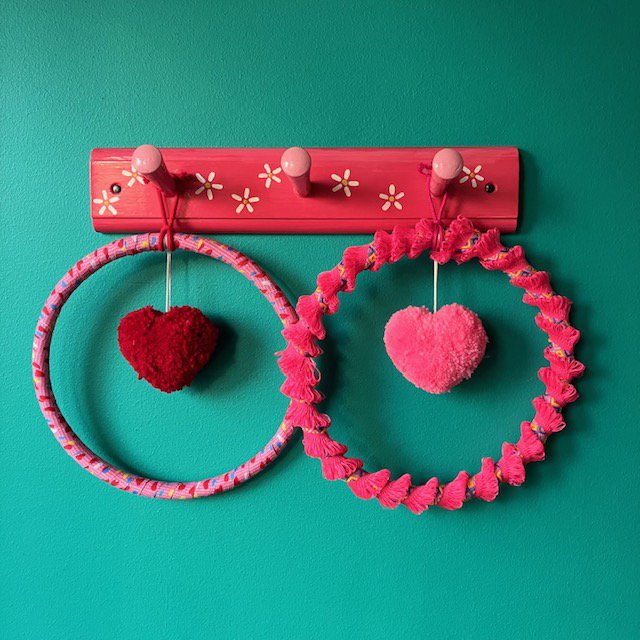 Luna-Leena wandhanger wanddecoratie met rood hart - ring 20ø cm - handgemaakt in Nepal