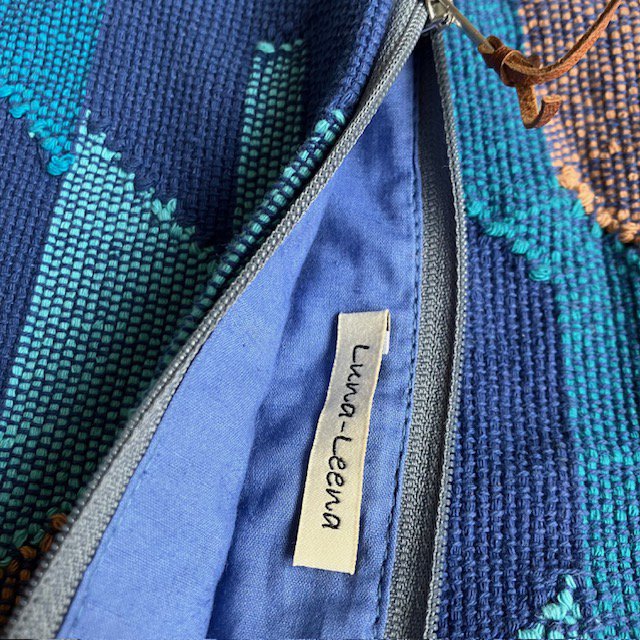 Luna-Leena toilettas klein - blauw - geweven Dhaka katoen - handgemaakt in Nepal