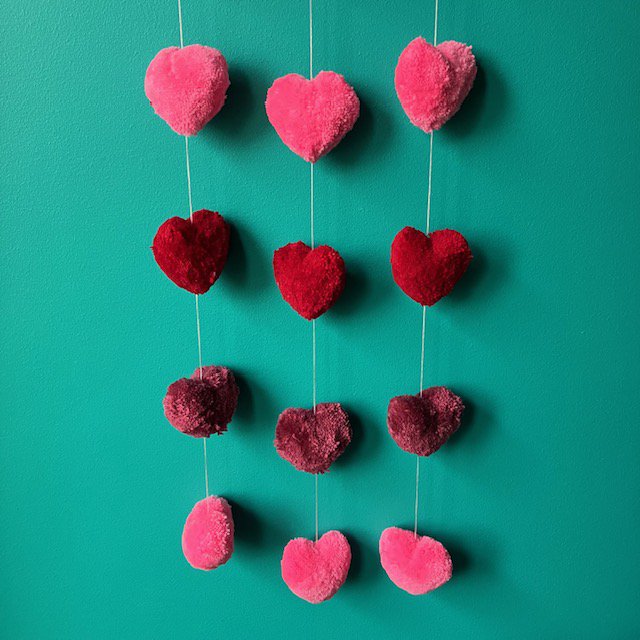 Luna-Leena slinger harten rood & roze wanddecoratie - verticaal - L89cm - 100% zachte wol - handgemaakt in Nepal
