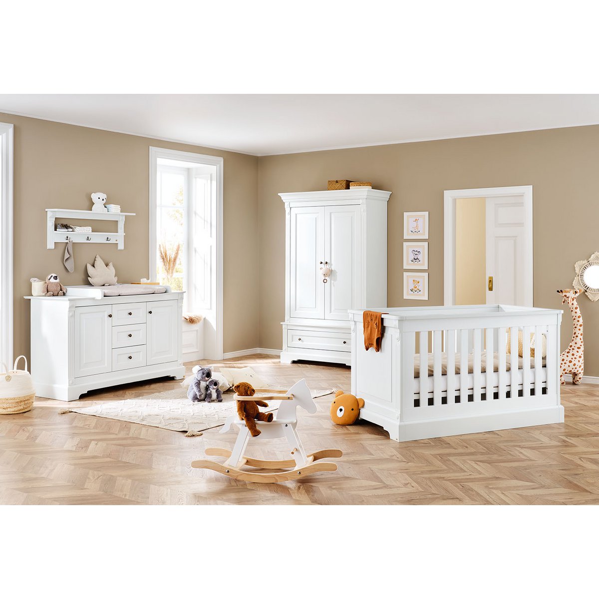 Startset 'Emilia' extra breed, incl. wandplank4 delen: ledikant, extra brede commode, 2-deurs kledingkast, wandplank