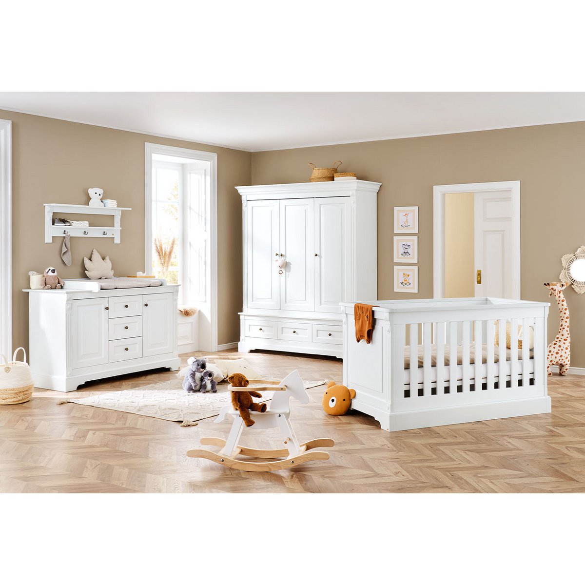 Startset 'Emilia' extra breed groot, incl. wandplank4 delen: ledikant, extra brede commode, grote kledingkast, wandplank