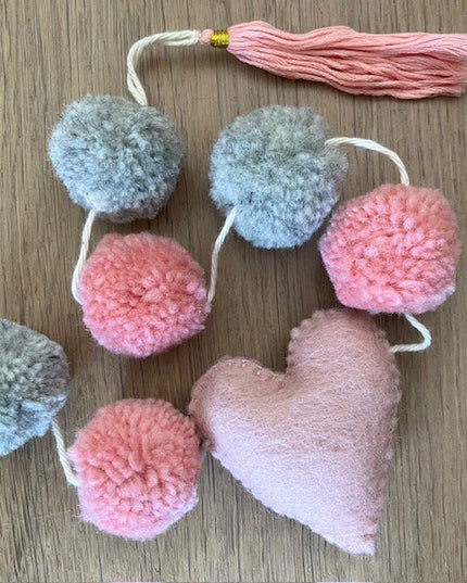 Luna-Leena slinger hart - pompon roze/grijs wanddecoratie - L 75cm - 100% zachte wol - handgemaakt in Nepal