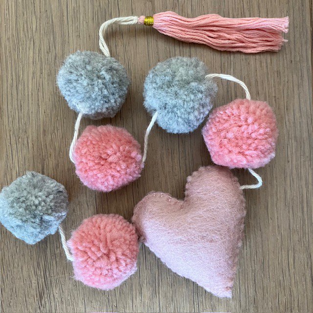 Luna-Leena slinger hart - pompon roze/grijs wanddecoratie - L 75cm - 100% zachte wol - handgemaakt in Nepal
