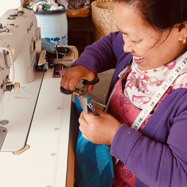 Luna-Leena toilettas klein - blauw - geweven Dhaka katoen - handgemaakt in Nepal