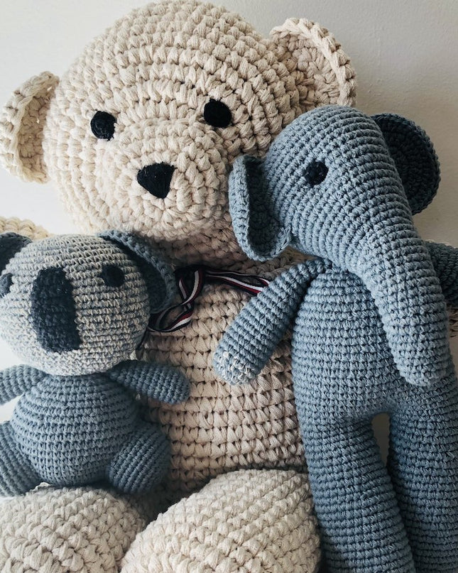 Luna-Leena koala plat knuffeldoekje met geluid - blauwgrijs - biologisch katoen - handgehaakt in Nepal
