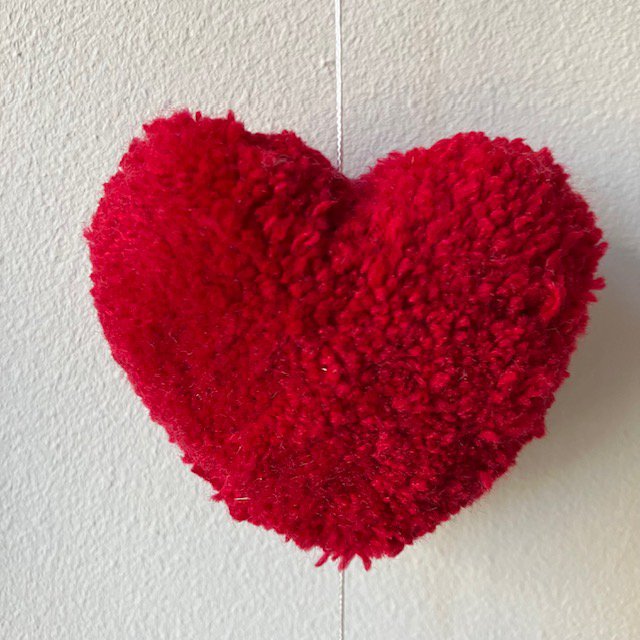 Luna-Leena slinger harten rood & roze wanddecoratie - verticaal - L89cm - 100% zachte wol - handgemaakt in Nepal