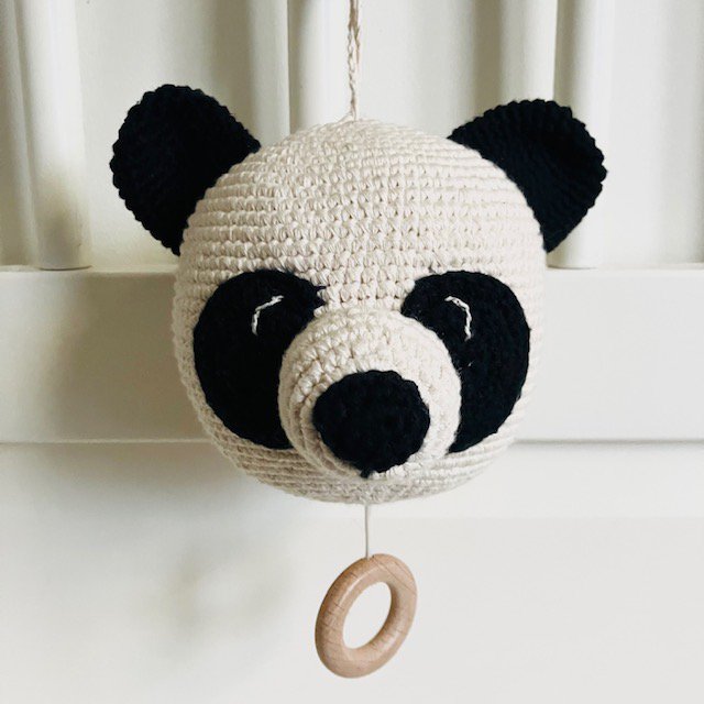 Luna-Leena speeldoos pandabeer muziekmobiel- zwart & wit - biologisch katoen - handgehaakt in Nepal