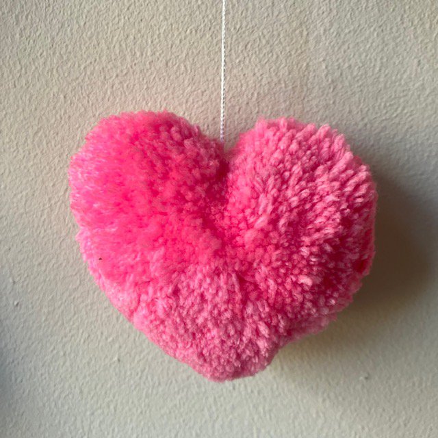 Luna-Leena slinger harten rood & roze wanddecoratie - verticaal - L89cm - 100% zachte wol - handgemaakt in Nepal