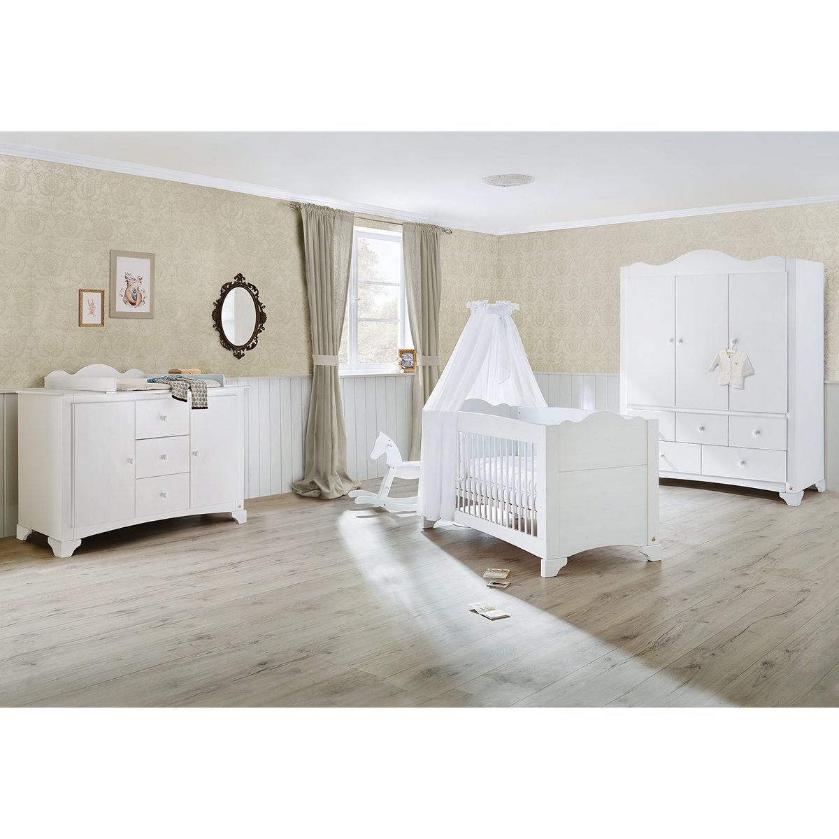Startset 'Pino' extra breed groot met 3 deuren3 delen: ledikant, extra brede commode, grote kledingkast met 3 deuren