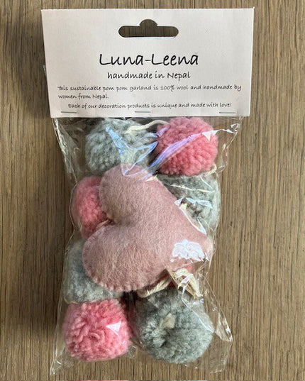 Luna-Leena slinger hart - pompon roze/grijs wanddecoratie - L 75cm - 100% zachte wol - handgemaakt in Nepal