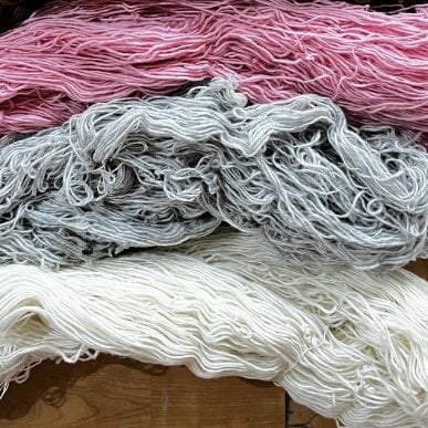 Luna-Leena slinger hart - pompon roze/grijs wanddecoratie - L 75cm - 100% zachte wol - handgemaakt in Nepal