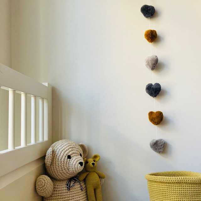 Luna-Leena slinger hartjes pom pom grijs & oker wanddecoratie - verticaal - L89cm - 100% zachte wol - handgemaakt in Nepal