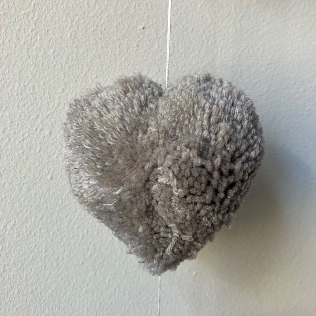 Luna-Leena slinger hartjes pom pom grijs & oker wanddecoratie - verticaal - L89cm - 100% zachte wol - handgemaakt in Nepal