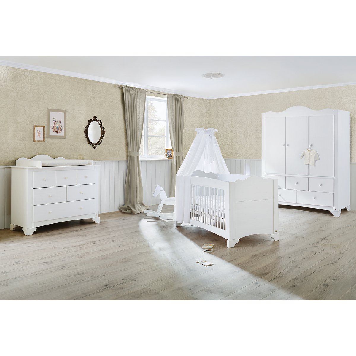 Startset 'Pino' breed groot met 3 deuren3 delen: ledikant, brede commode, grote kledingkast met 3 deuren