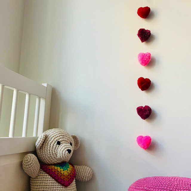 Luna-Leena slinger harten rood & roze wanddecoratie - verticaal - L89cm - 100% zachte wol - handgemaakt in Nepal