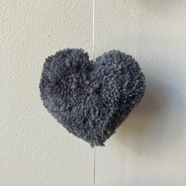 Luna-Leena slinger hartjes pom pom grijs & oker wanddecoratie - verticaal - L89cm - 100% zachte wol - handgemaakt in Nepal