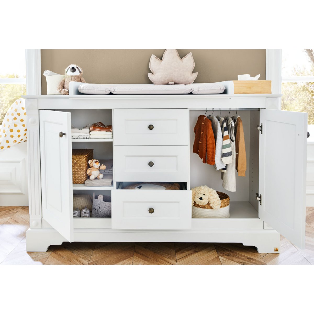Startset 'Emilia' extra breed, incl. wandplank4 delen: ledikant, extra brede commode, 2-deurs kledingkast, wandplank
