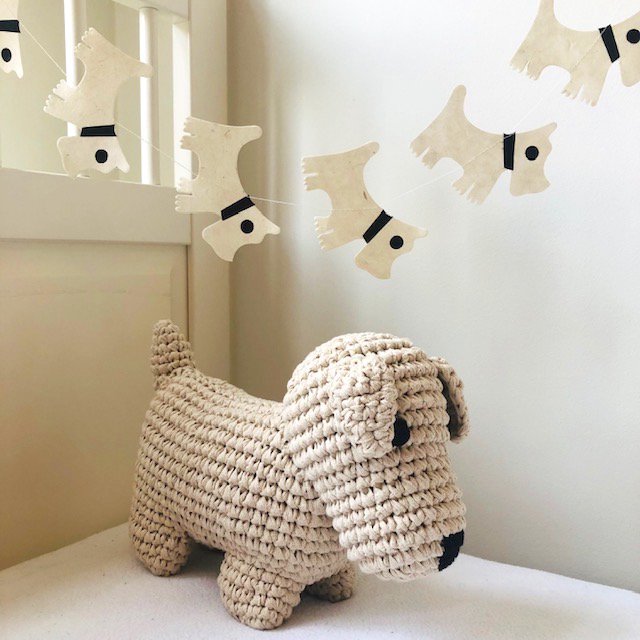 Luna-Leena slinger hond ecopapier gebroken wit wanddecoratie - L1,82cm - handgemaakt in Nepal