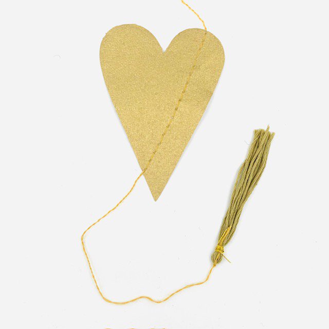 Luna-Leena slinger hart - ecopapier goud - wanddecoratie - L1,82cm - handgemaakt in Nepal