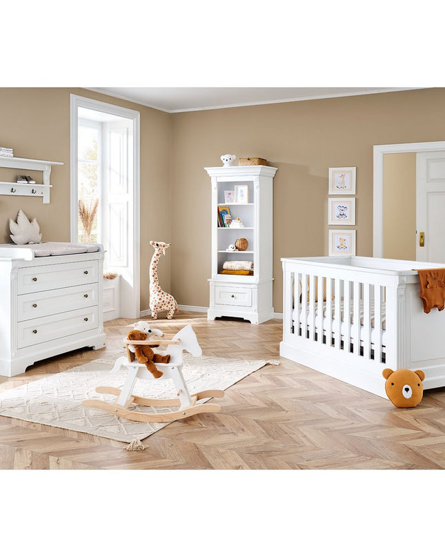 Startset 'Emilia' breed, incl. wandplank
3 delen: ledikant, brede commode, wandplank