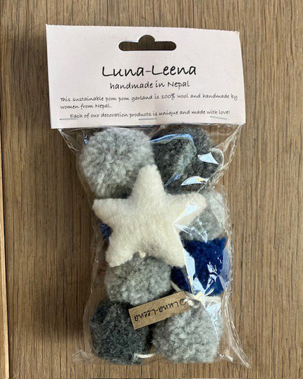 Luna-Leena slinger ster wanddecoratie - pompon blauw/grijs - L 75cm - 100% zachte wol - handgemaakt in Nepal