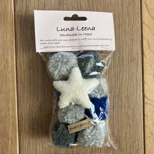 Luna-Leena slinger ster wanddecoratie - pompon blauw/grijs - L 75cm - 100% zachte wol - handgemaakt in Nepal