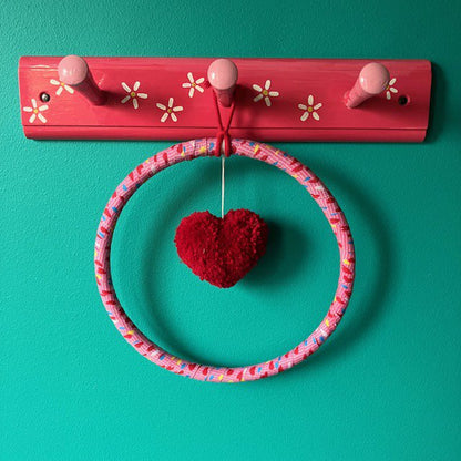 Luna-Leena wandhanger wanddecoratie met rood hart - ring 20ø cm - handgemaakt in Nepal