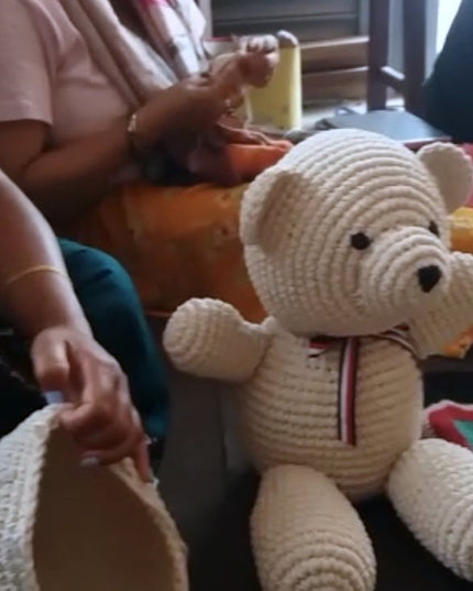 Luna-Leena beer grote Luna gebroken wit knuffel  - katoen (incl. donatie) handgehaakt in Nepal
