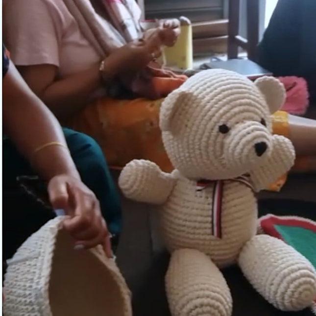 Luna-Leena beer grote Luna gebroken wit knuffel  - katoen (incl. donatie) handgehaakt in Nepal