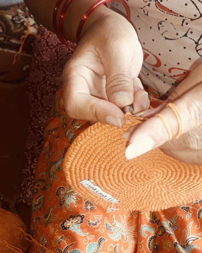 Luna-Leena krab plat knuffeldoekje met geluid - oranje - biologisch katoen - handgehaakt in Nepal