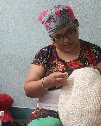 Luna -Leena kinderkruk met een off-white hoes - Sheep Wool & Wood - Handgehaakt in Nepal