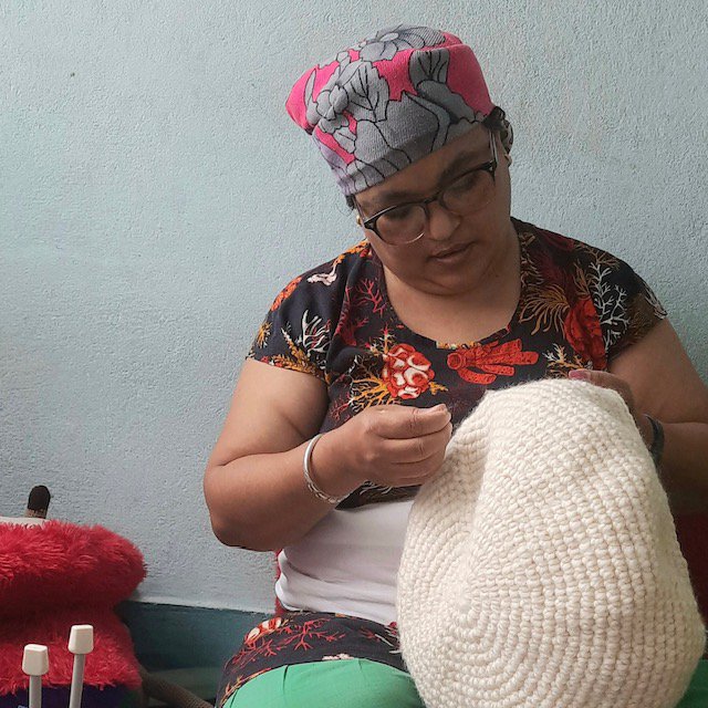 Luna -Leena kinderkruk met een wollen deksel Off -White - Sheep Wool & Wood - Hand Haak in Nepal