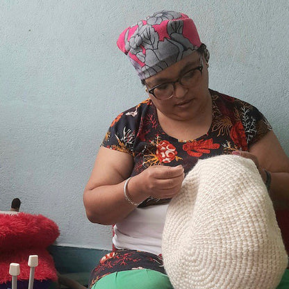 Luna -Leena kinderkruk met een wollen deksel Off -White - Sheep Wool & Wood - Hand Haak in Nepal