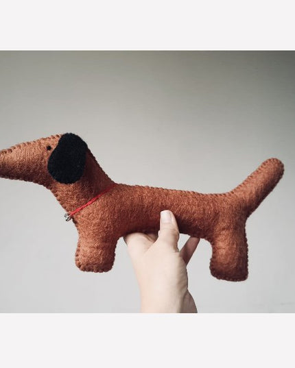 Luna -Leena grote platte teckel 'Luna' - Brown - 100% wol vilt - handgemaakt in Nepal