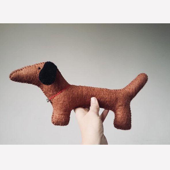 Luna -Leena grote platte teckel 'Luna' - Brown - 100% wol vilt - handgemaakt in Nepal