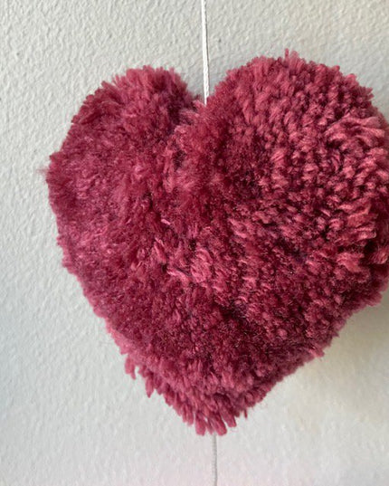 Luna-Leena slinger harten rood & roze wanddecoratie - verticaal - L89cm - 100% zachte wol - handgemaakt in Nepal
