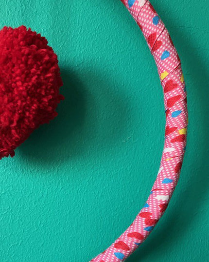 Luna-Leena wandhanger wanddecoratie met rood hart - ring 20ø cm - handgemaakt in Nepal