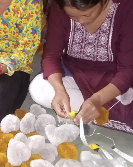 Luna-Leena slinger hartjes pom pom grijs & oker wanddecoratie - verticaal - L89cm - 100% zachte wol - handgemaakt in Nepal