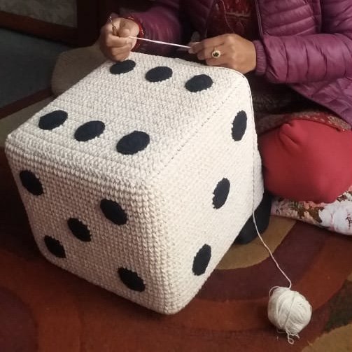 Luna-Leena poef kinderpoef dobbelstenen kinderen - gebroken witte en zwarte stippen - katoen - handgehaakt in Nepal